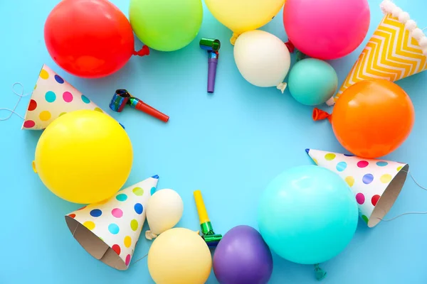 Marco hecho de globos y sombreros de fiesta sobre fondo de color —  Fotos de Stock