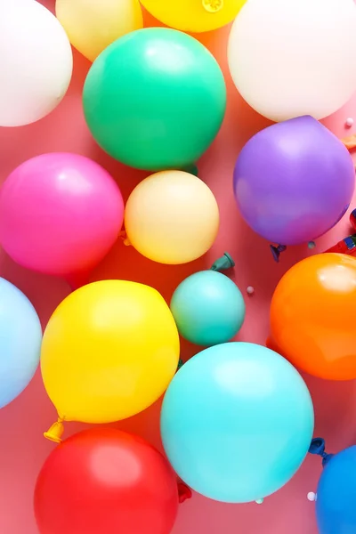 彩色背景上有许多不同的气球 — 图库照片