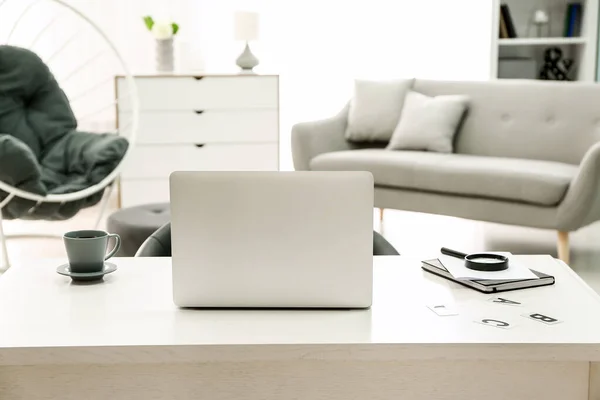 Komfortowe miejsce pracy z nowoczesnym laptopem w pokoju — Zdjęcie stockowe