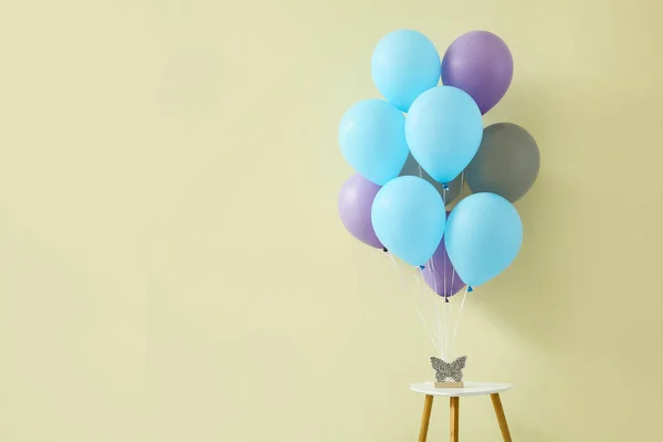Masanın üzerinde renk arkaplanı olan hava balonları — Stok fotoğraf