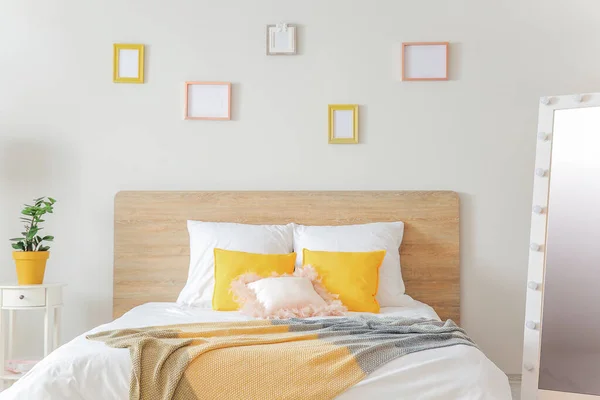 Interno di bella camera da letto moderna — Foto Stock
