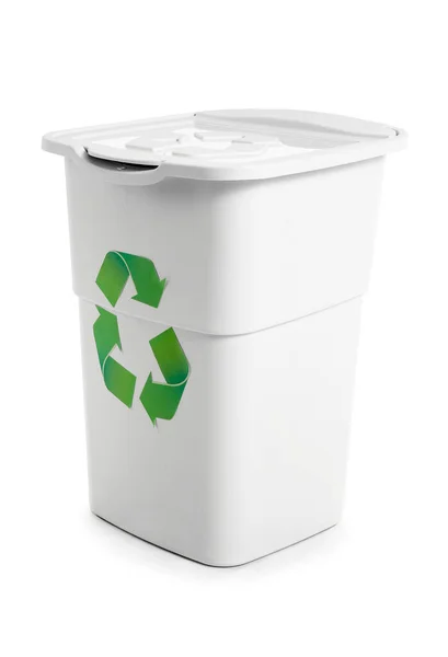 Контейнер для мусора со знаком переработки на белом фоне — стоковое фото