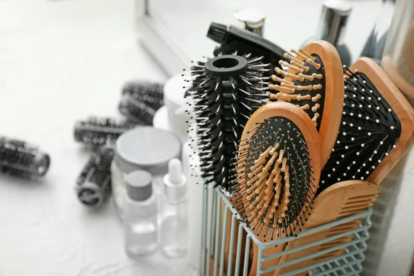 Outils et cosmétiques professionnels pour coiffeur sur table dans le salon — Photo