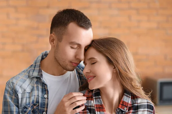 Retrato de jovem casal feliz na cozinha — Fotografia de Stock