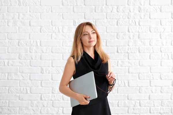 Retrato de mulher de negócios madura elegante com laptop no fundo branco — Fotografia de Stock