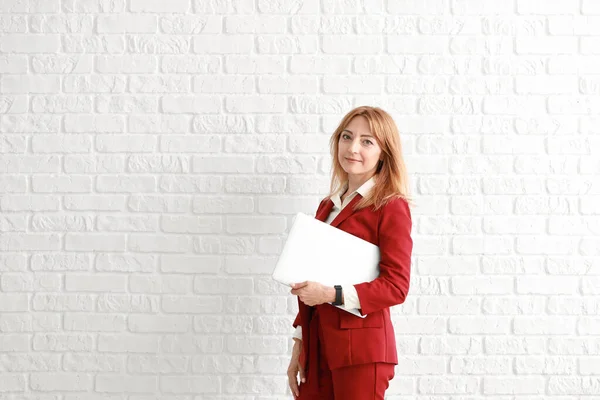 Retrato de mulher de negócios madura elegante com laptop no fundo branco — Fotografia de Stock