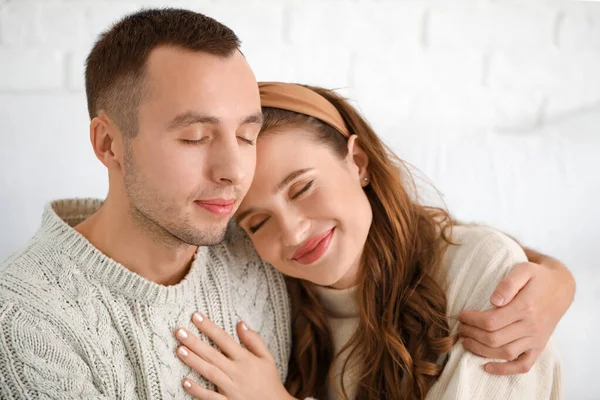 Retrato de feliz pareja joven en casa — Foto de Stock