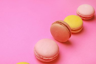 Renkli arka planda farklı lezzetli makaronlar