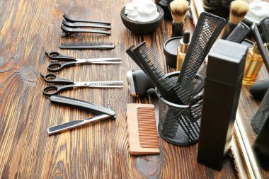 Salondaki masada profesyonel berber aletleri var.