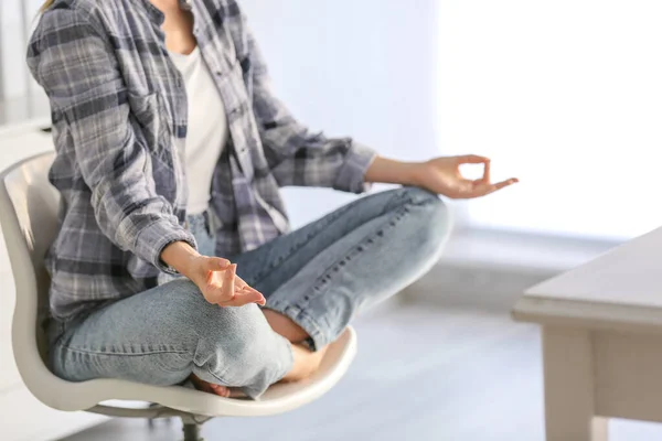 Young woman practicing yoga at home — Stock Photo, Image