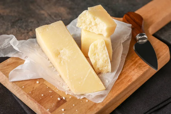 Bord met lekkere Parmezaanse kaas op tafel — Stockfoto