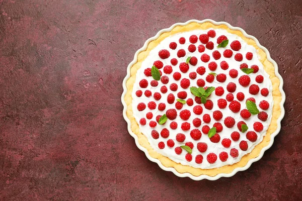 Tarte aux framboises savoureuse sur fond de couleur — Photo