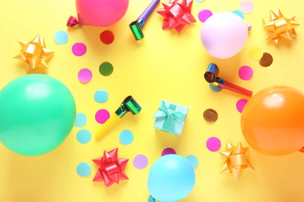 Renkli arka planda balonlar ve parti dekorundan yapılmış çerçeve — Stok fotoğraf