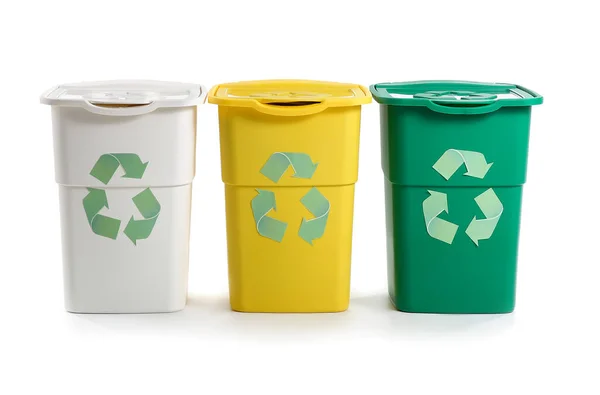 Εμπορευματοκιβώτια για σκουπίδια με πινακίδες ανακύκλωσης σε λευκό φόντο — Φωτογραφία Αρχείου