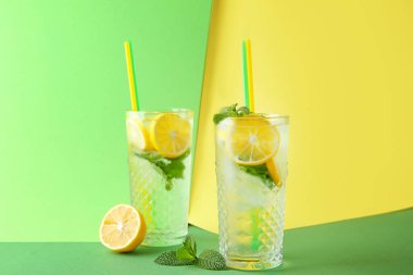 Renk arka plan üzerinde taze limonata