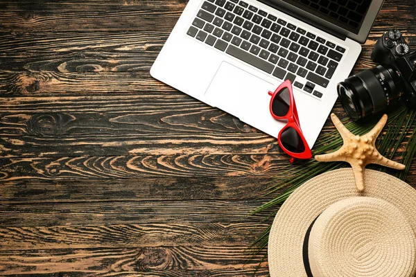 Composition with beach accessories and laptop on wooden background — Stock Photo, Image