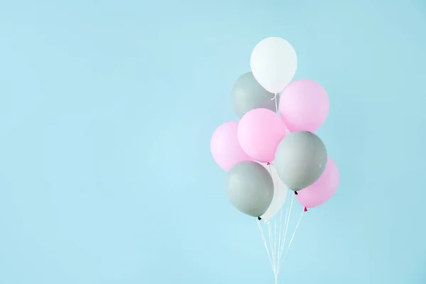 Luchtballonnen op kleur achtergrond — Stockfoto