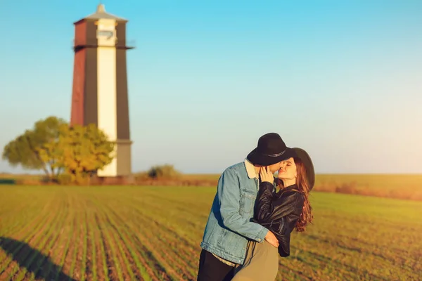 Happy young couple in countryside — Stock Photo, Image