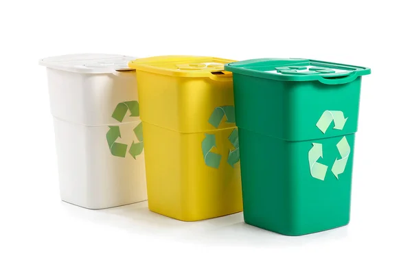 Conteneurs pour ordures avec panneaux de recyclage sur fond blanc — Photo