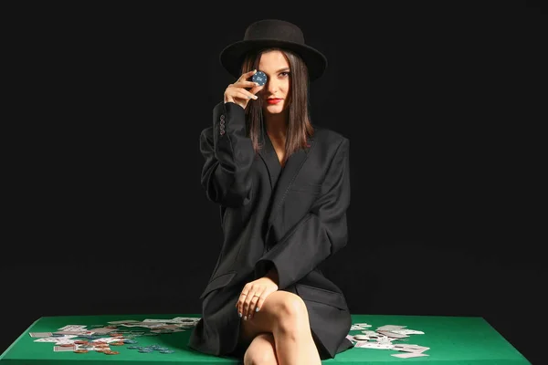 Женщина-игрок сидит за столом в казино — стоковое фото