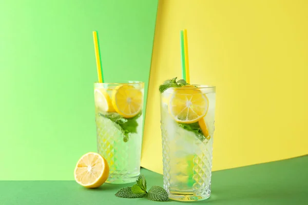 Glasses of fresh lemonade on color background — Stock Photo, Image