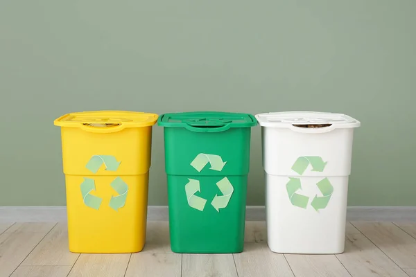 Contenedores para basura cerca de la pared de color. Concepto de reciclaje — Foto de Stock