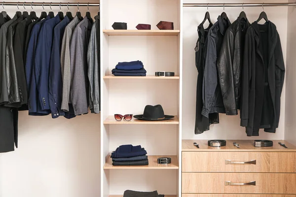 Stijlvolle kleding en accessoires in de showroom — Stockfoto