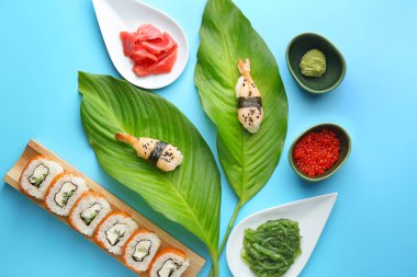 Renkli arka planda lezzetli suşili kompozisyon