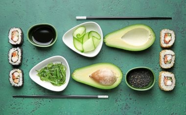 Renkli arka planda lezzetli suşili kompozisyon