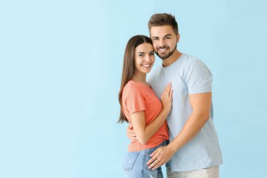 Renkli arka planda mutlu genç çiftin portresi