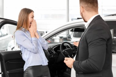 Kuaförde yeni araba aldıktan sonra mutlu bir çift.