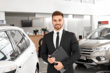 Modern salonda arabanın yanında satış elemanı.