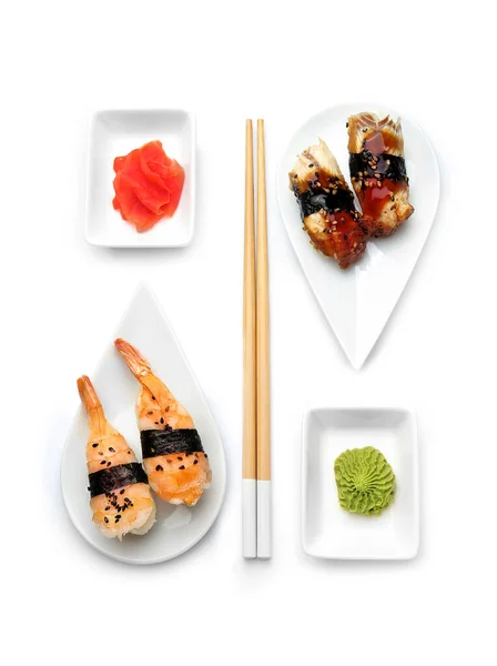 Σύνθεση με διαφορετικό σούσι σε λευκό φόντο — Φωτογραφία Αρχείου