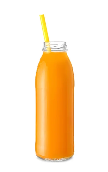 Бутылка свежего апельсинового сока на белом фоне — стоковое фото