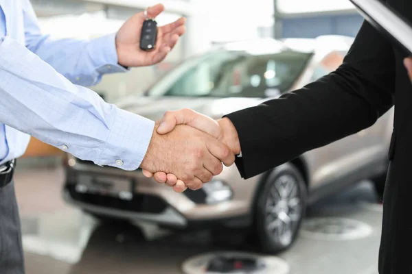 Hombre comprando coche nuevo en el salón — Foto de Stock