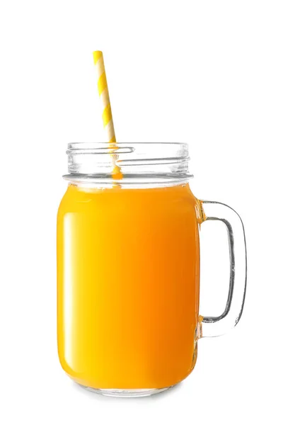 Einmachglas mit frischem Orangensaft auf weißem Hintergrund — Stockfoto