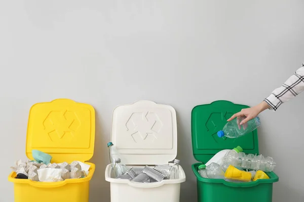 Woman throwing garbage into container. Recycling concept — Stock Photo, Image