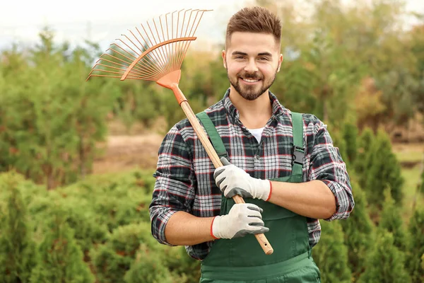 Szép férfi kertész portréja a szabadban — Stock Fotó