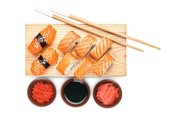 Composizione con sushi diverso su fondo bianco — Foto Stock