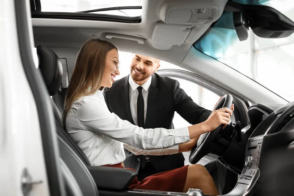 Mulher escolhendo carro novo no salão — Fotografia de Stock