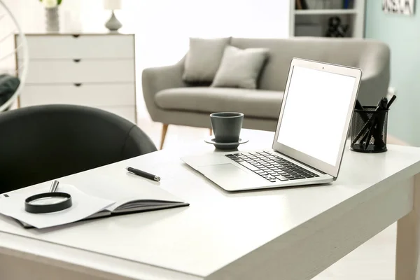 Komfortowe miejsce pracy z nowoczesnym laptopem w pokoju — Zdjęcie stockowe