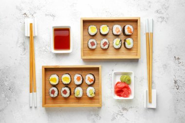 Işık arka plan üzerinde lezzetli suşi ile kompozisyon