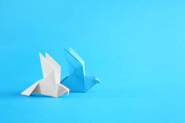 Origami kuşlar renk arka plan üzerinde