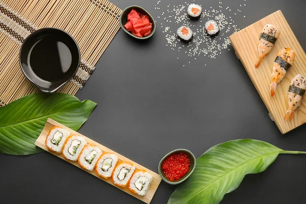 配上深色背景的寿司配料 — 图库照片