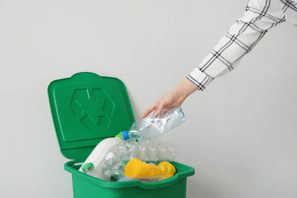 ゴミをコンテナに投げ込む女。リサイクルコンセプト — ストック写真