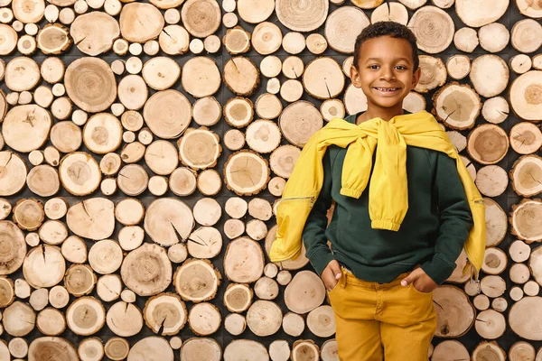 Divatos afro-amerikai fiú őszi ruhákban a fa fal közelében — Stock Fotó