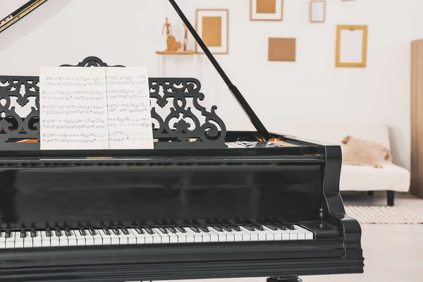 Interior do quarto com elegante piano de cauda — Fotografia de Stock