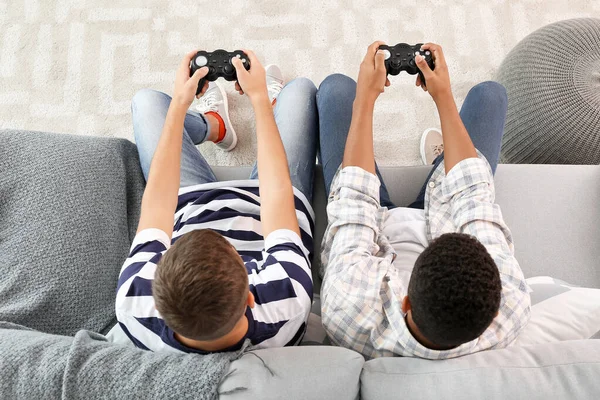 Teenager Jungen spielen Videospiele zu Hause, von oben gesehen — Stockfoto