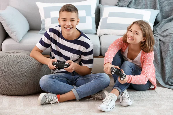 Teenagers playing video games at home — Stock Photo, Image