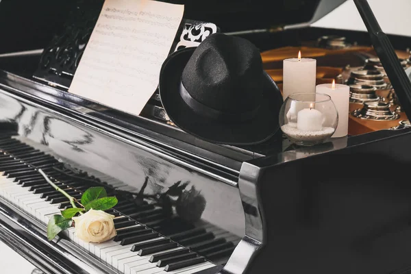 Piano à queue élégant avec bougies et fleur de rose dans la chambre — Photo